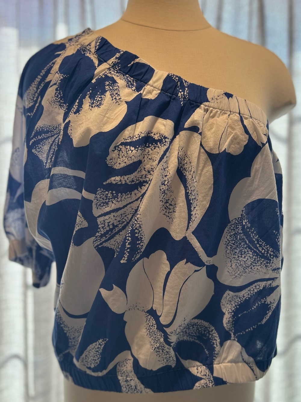 Wonderly Navy and White One-Shoulder Floral Crop Top
